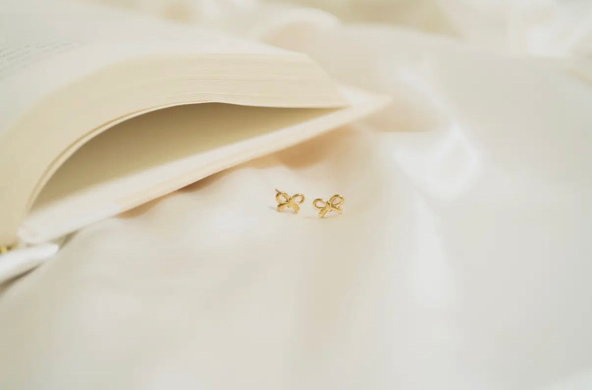 Kiss Me Bow Studs